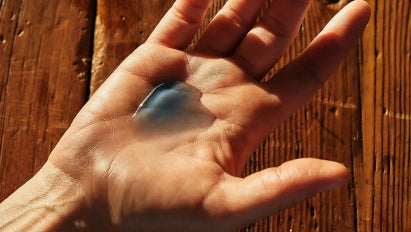 Hand mit Reinigungsöl für das Oil Cleansing