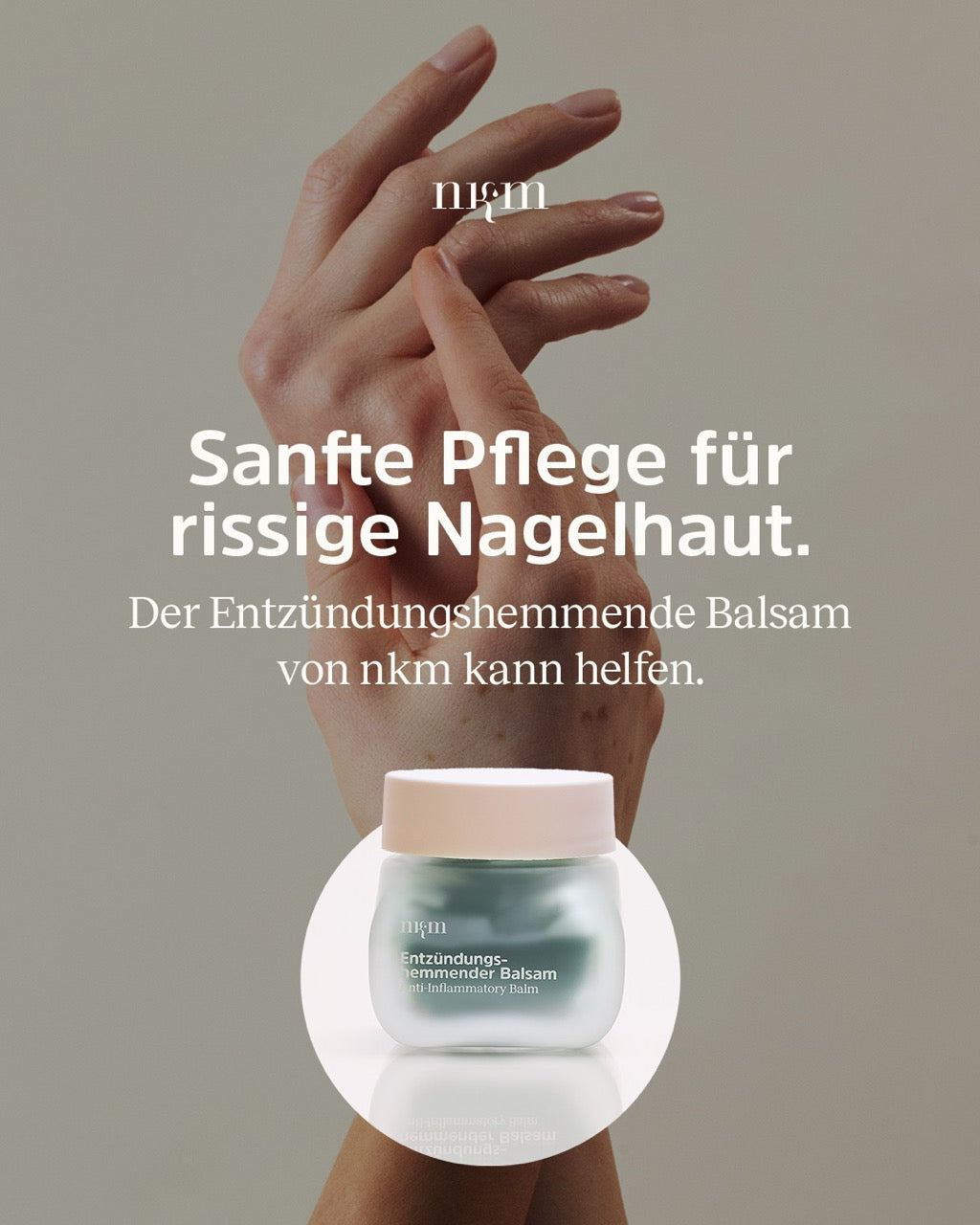 Werbung für Nagelhautpflege: Entzündungshemmender Balsam im Tiegel von nkm, dargestellt mit zwei Händen im Hintergrund