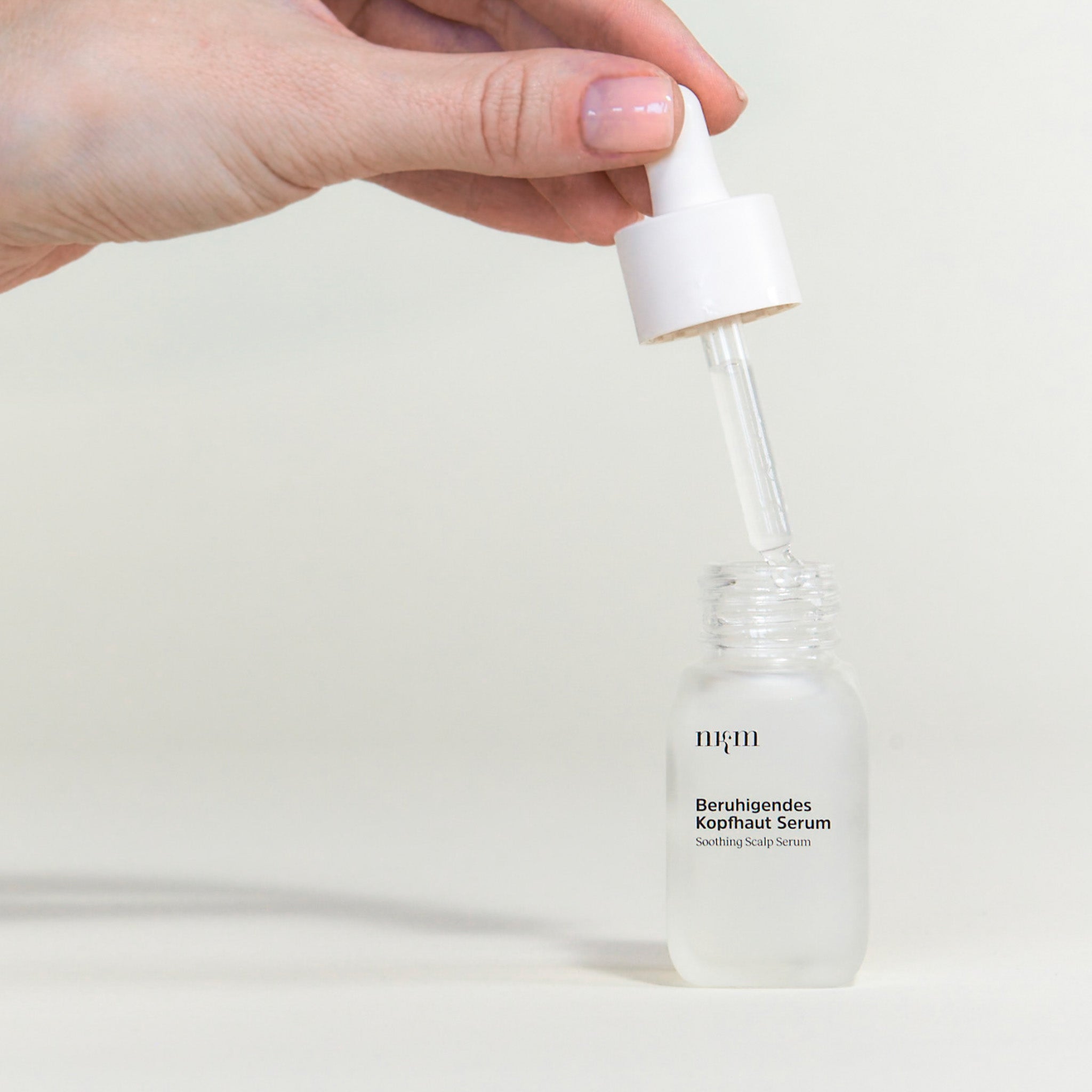 Das Beruhigende Kopfhautserum von nkm