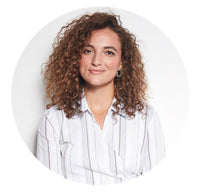 Frau mit lockigen Haaren