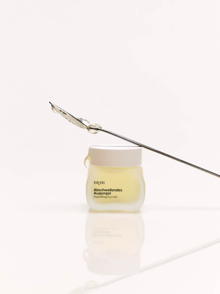 Abschwellendes Augengel freistehend mit aufliegenden Löffel