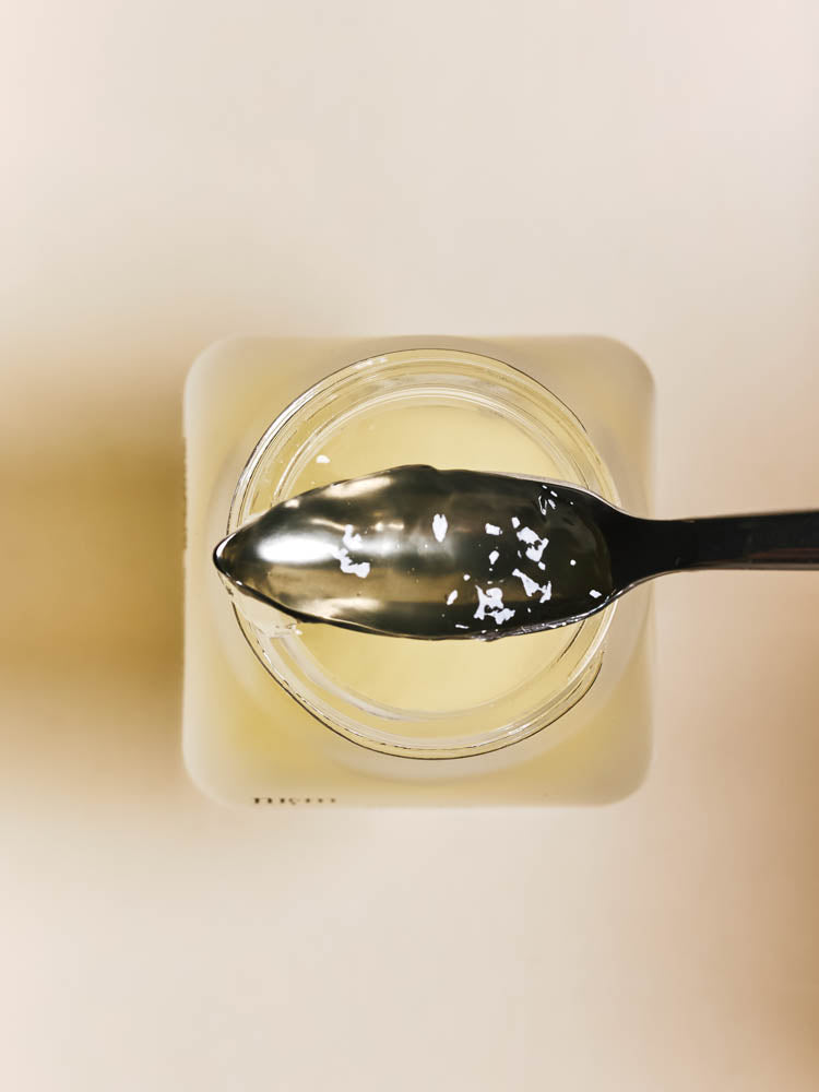 Abschwellendes Augengel aus Vogelperspektive mit Löffel