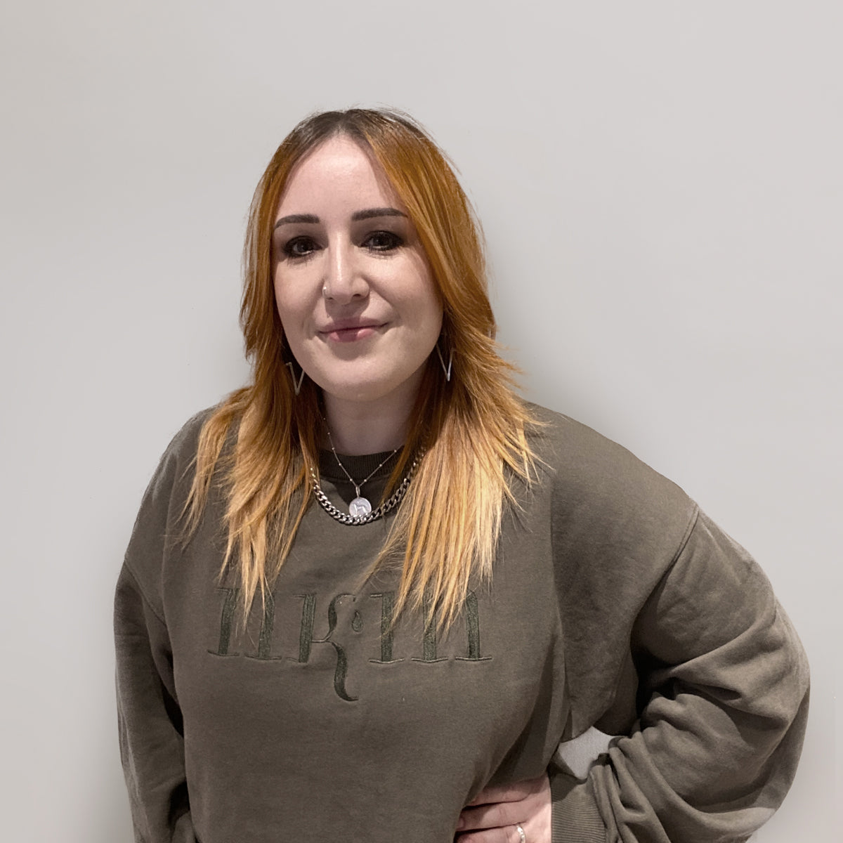 Frau mit dunkel blonden Haaren