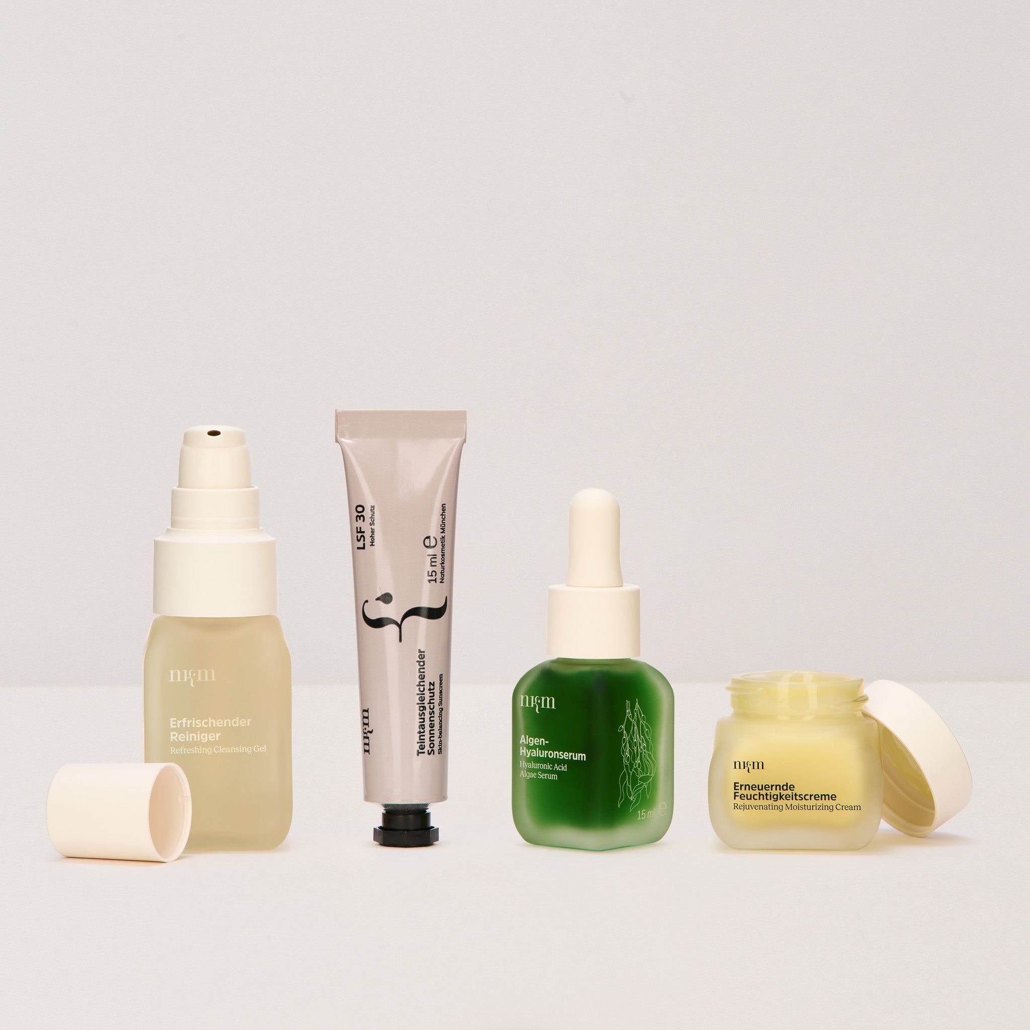 Erfrischender Reiniger, Erneuernde Feuchtigkeitscreme, Algen-Hyaluronserum und Teintausgleichender Sonnenschutz