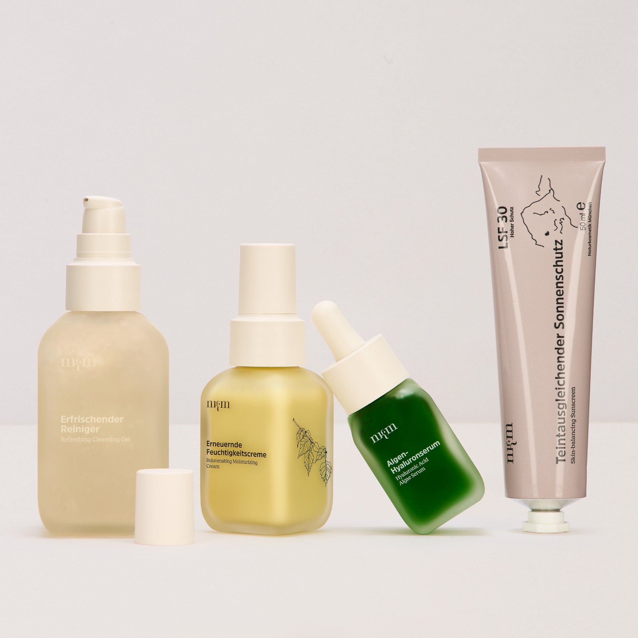 Erfrischender Reiniger, Erneuernde Feuchtigkeitscreme, Algen-Hyaluronserum und Teintausgleichender Sonnenschutz