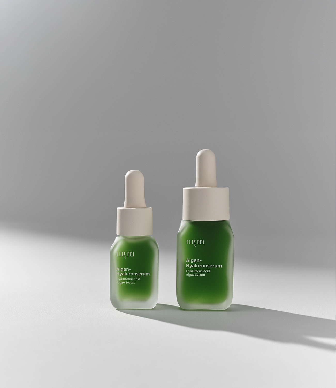 Algen-Hyaluronserum in regulärer und Reisegröße