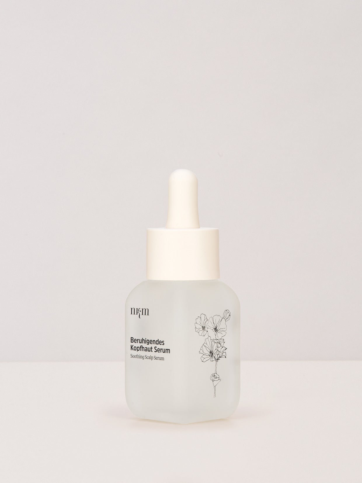 Das Beruhigende Kopfhautserum von nkm in der neuen Mehrwegflasche