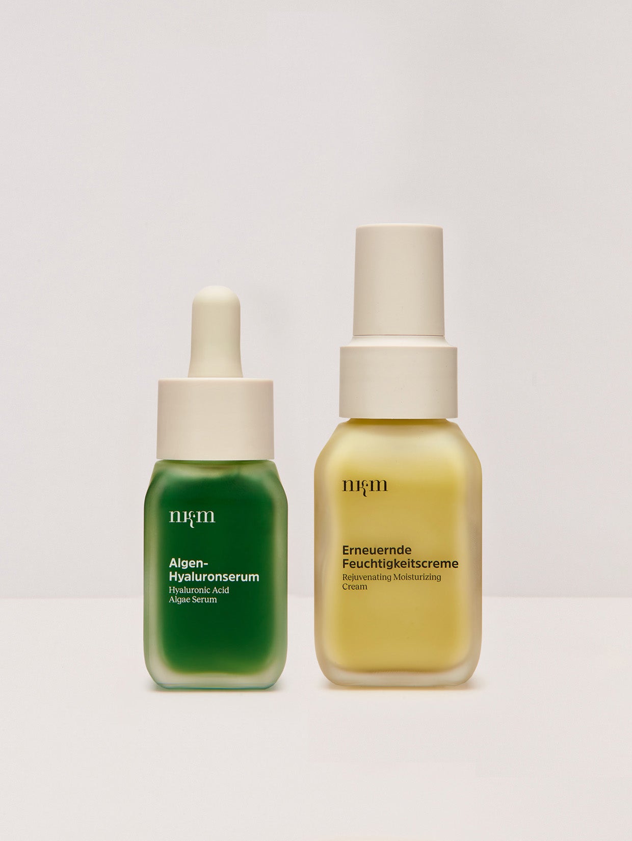 Das Sommer Feuchtigkeits Duo der nkm Naturkosmetik München GmbH besteht aus einem grünen Algen-Hyaluronserum mit Tropfer und einer gelben Feuchtigkeitscreme mit Pumpe - ideal für die tägliche Pflege zur Steigerung der Hautelastizität.