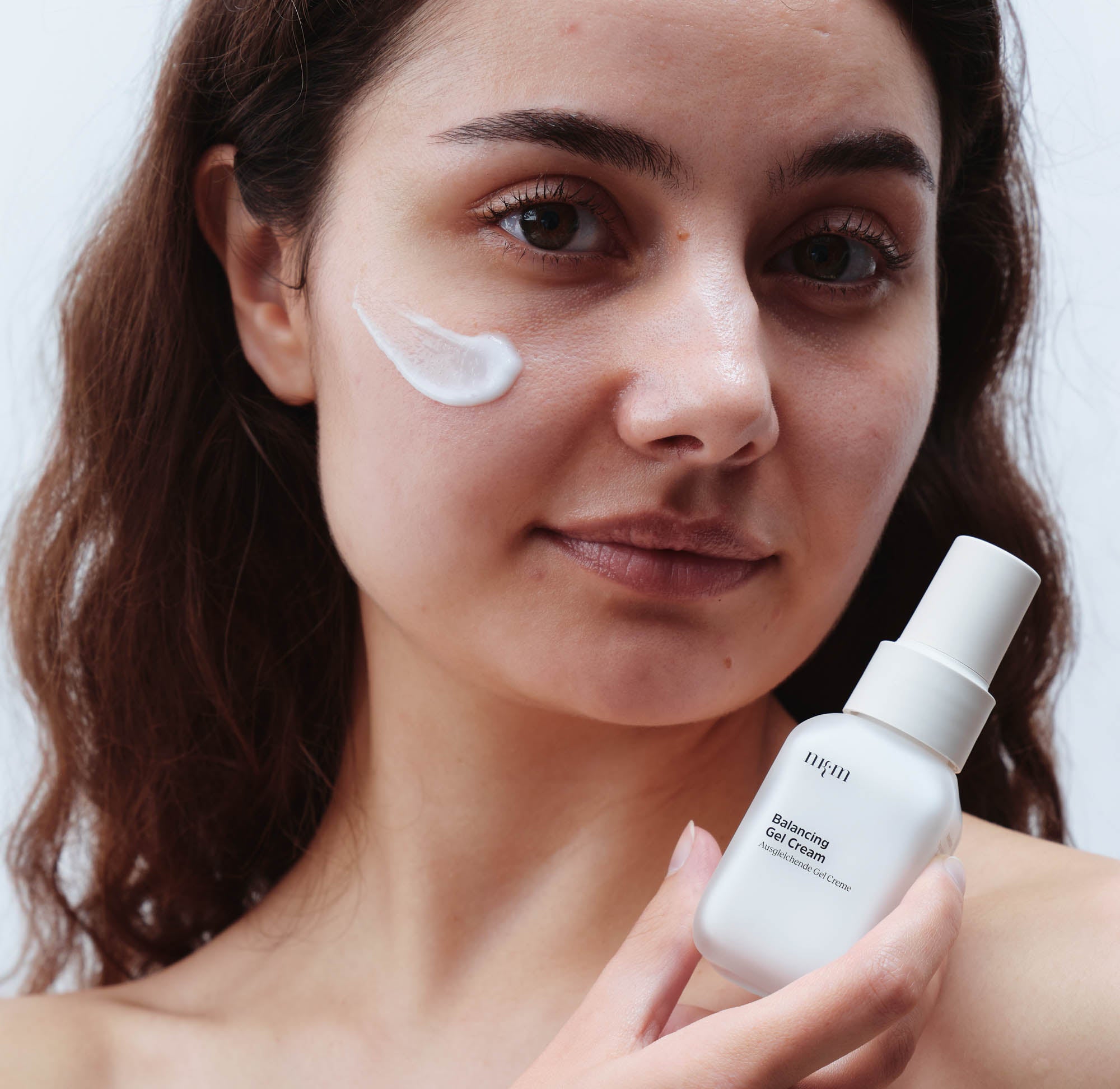 Eine Frau hält die Balancing Gel Cream von nkm