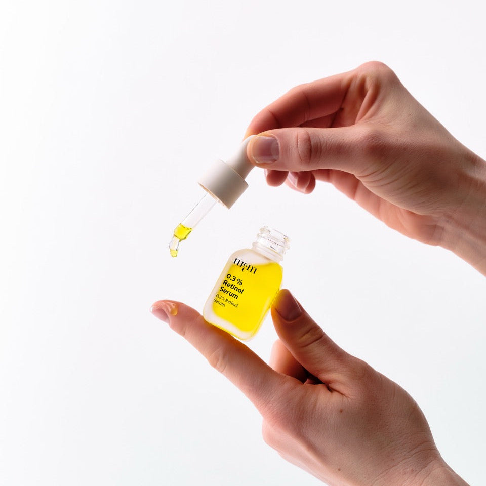 Anwendung Retinol Serum von nkm auf der Hand