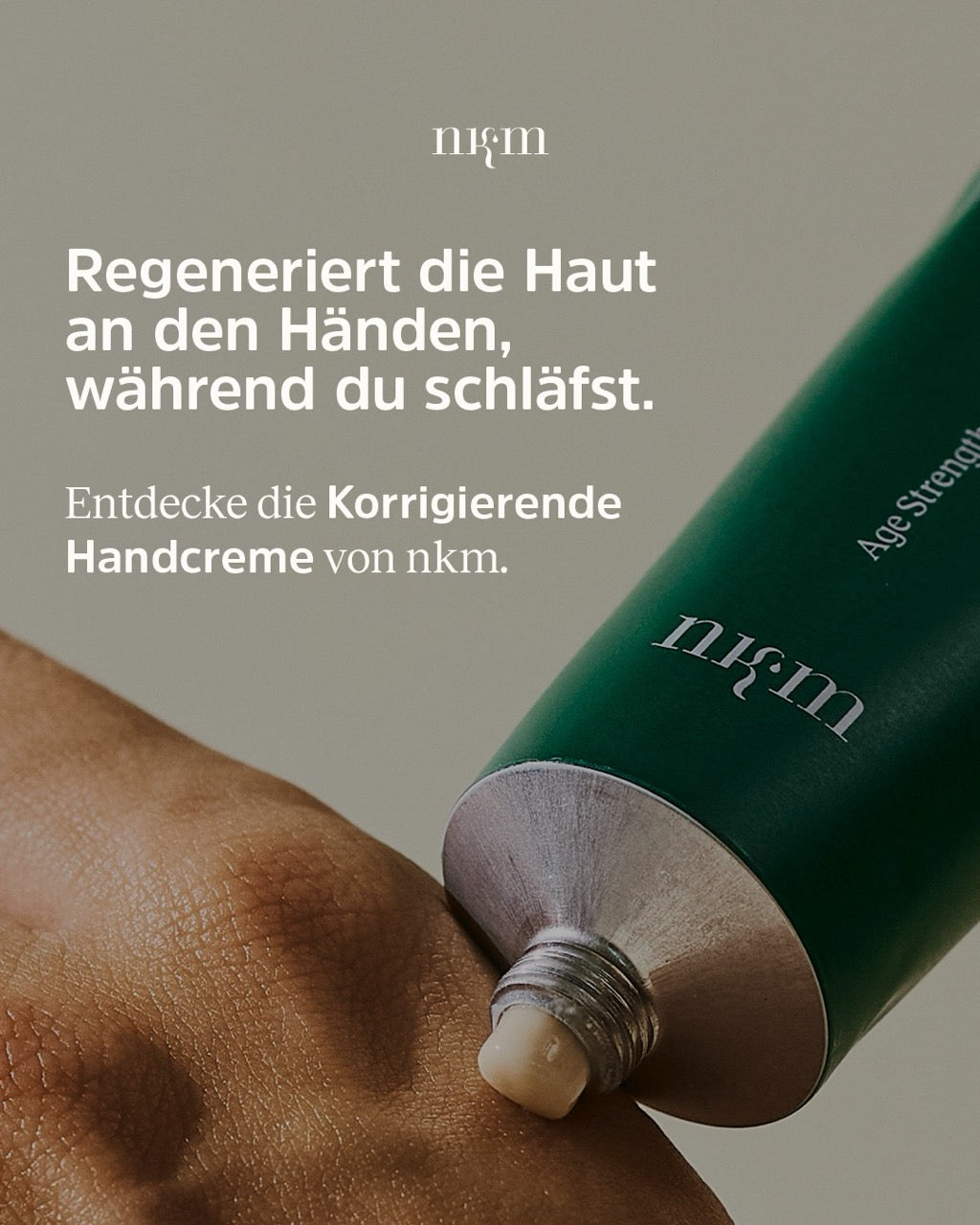 Werbung für die Korrigierende Handcreme von nkm mit Nahaufnahme, wie sie aus einer Tube gedrückt und auf die Hand aufgetragen wird