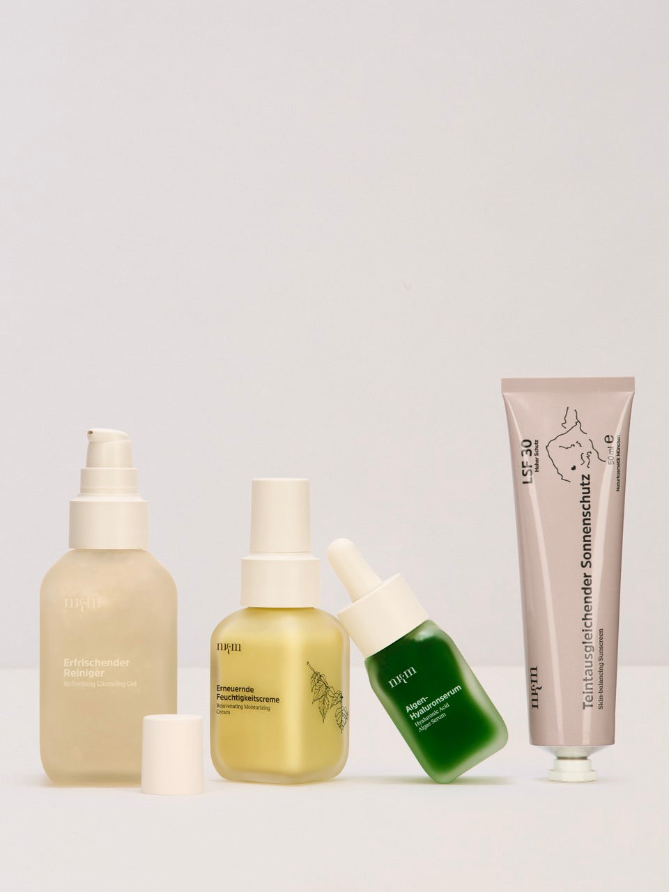 Erfrischender Reiniger, Erneuernde Feuchtigkeitscreme, Algen-Hyaluronserum und Teintausgleichender Sonnenschutz