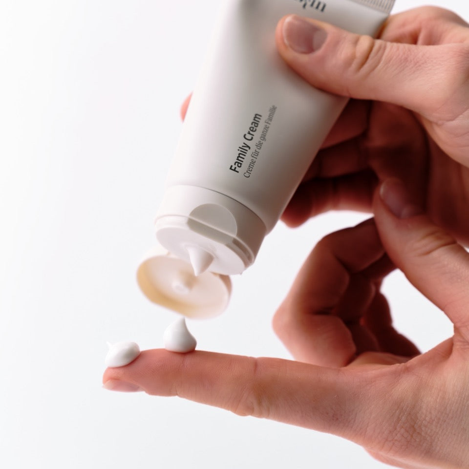 Family Cream wird auf Finger aufgetragen