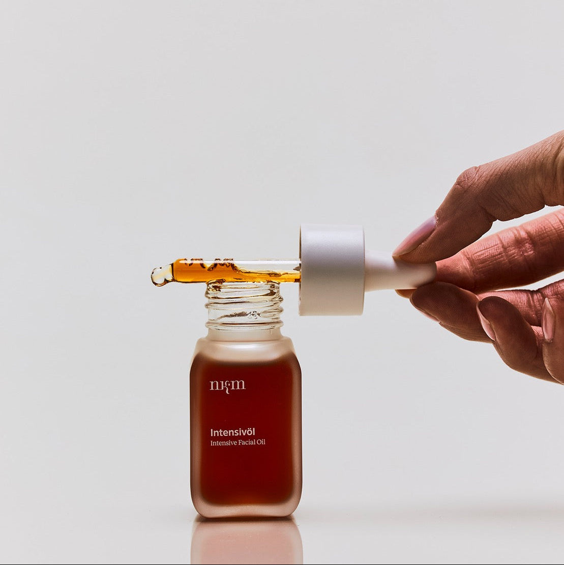 Intensivöl von nkm mit Hand, die Pipette hält