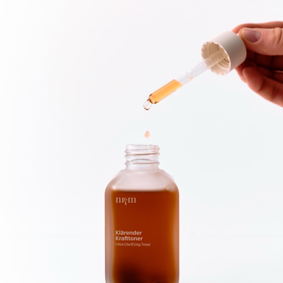 Klärender Krafttoner von nkm mit Pipette