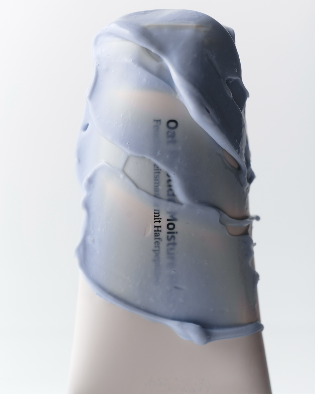 Oat Peptide Moisture Mask von nkm mit Konsistenze auf der Flasche verteilt
