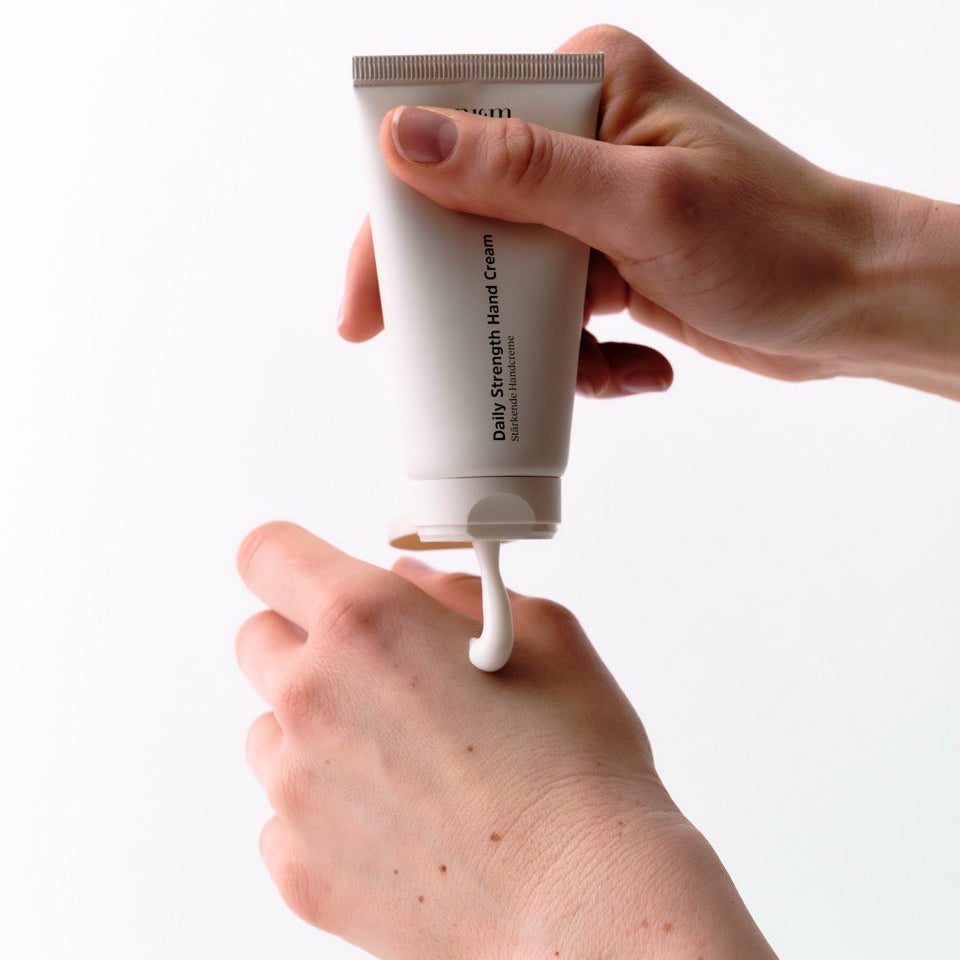 Daily Srength Hand Cream wird auf Hand aufgetragen