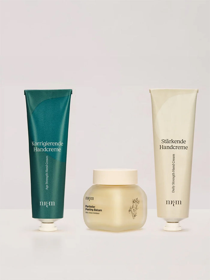 Das Hände Trio von nkm, mit zwei Tuben und einem Peeling in Mehrwegflasche