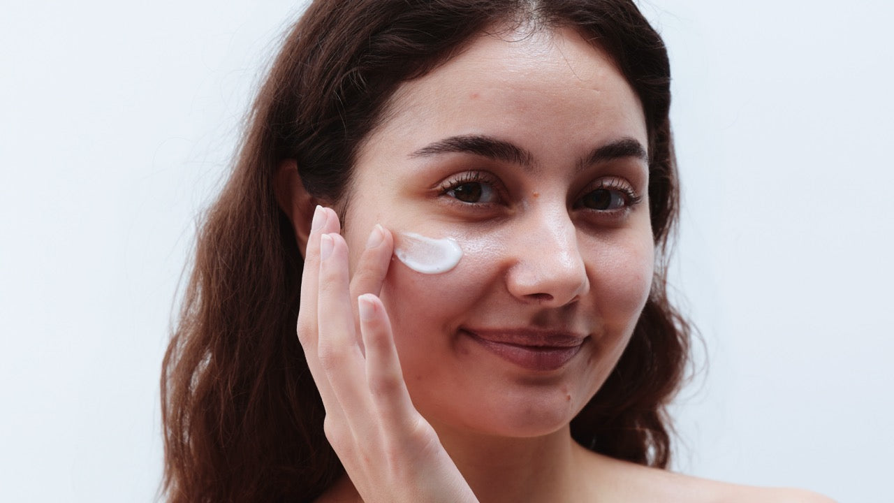 Frau trägt die Balancing Gel Cream von nkm im Gesicht auf