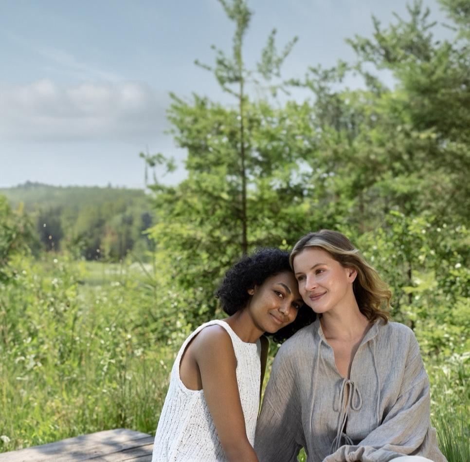 zwei Models in der Natur in beiger Kleidung