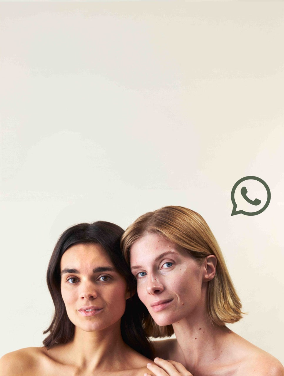 Zwei Frauen, die in die Kamera schauen und das WhatsApp Logo