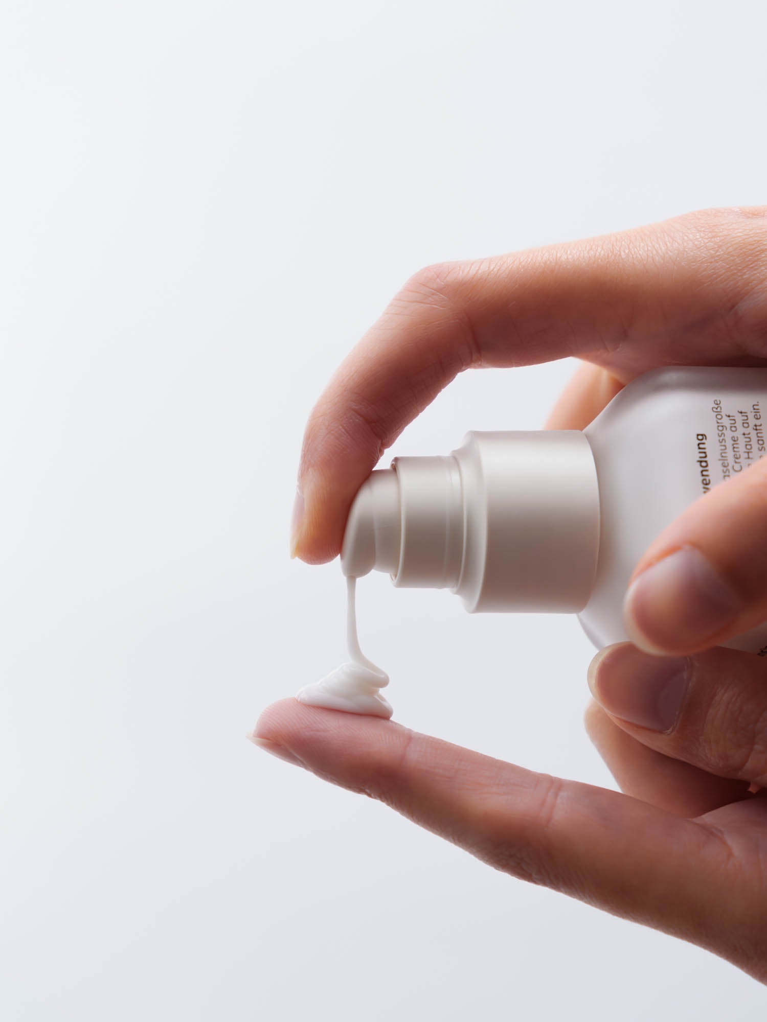 Creme wird auf Finger aufgetragen