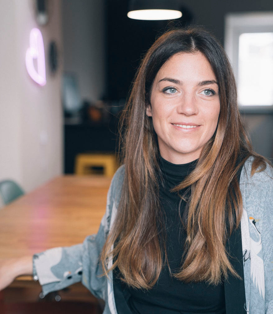 Frau mit langen braunen Haaren lächelnd