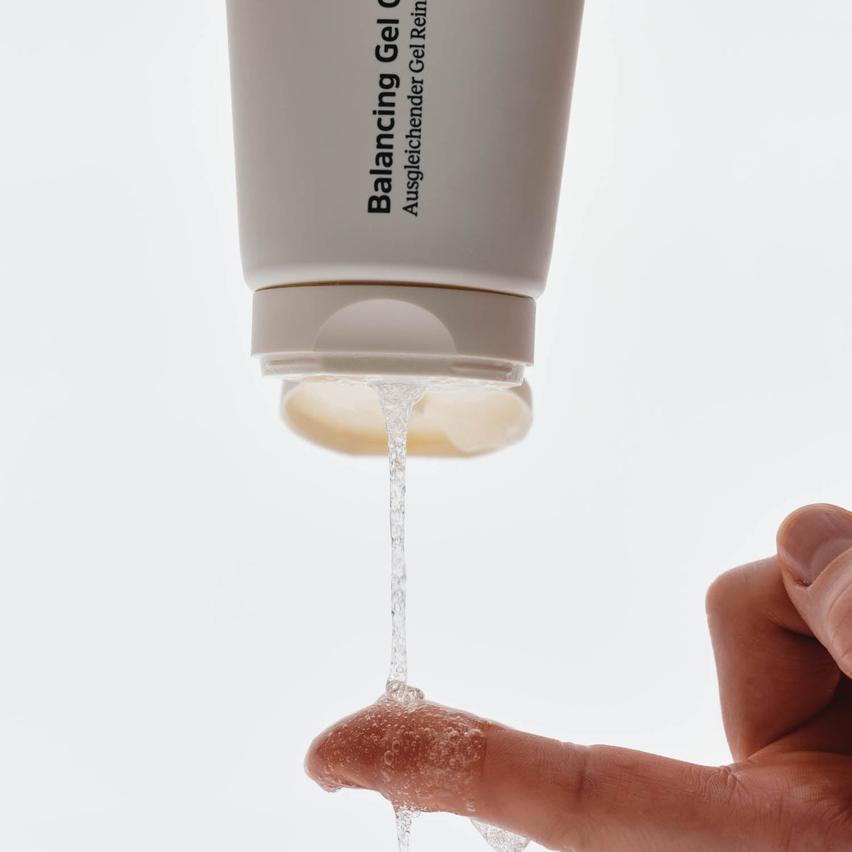 Balancing Gel Cleanser von nkm wird auf Finger aufgetragen