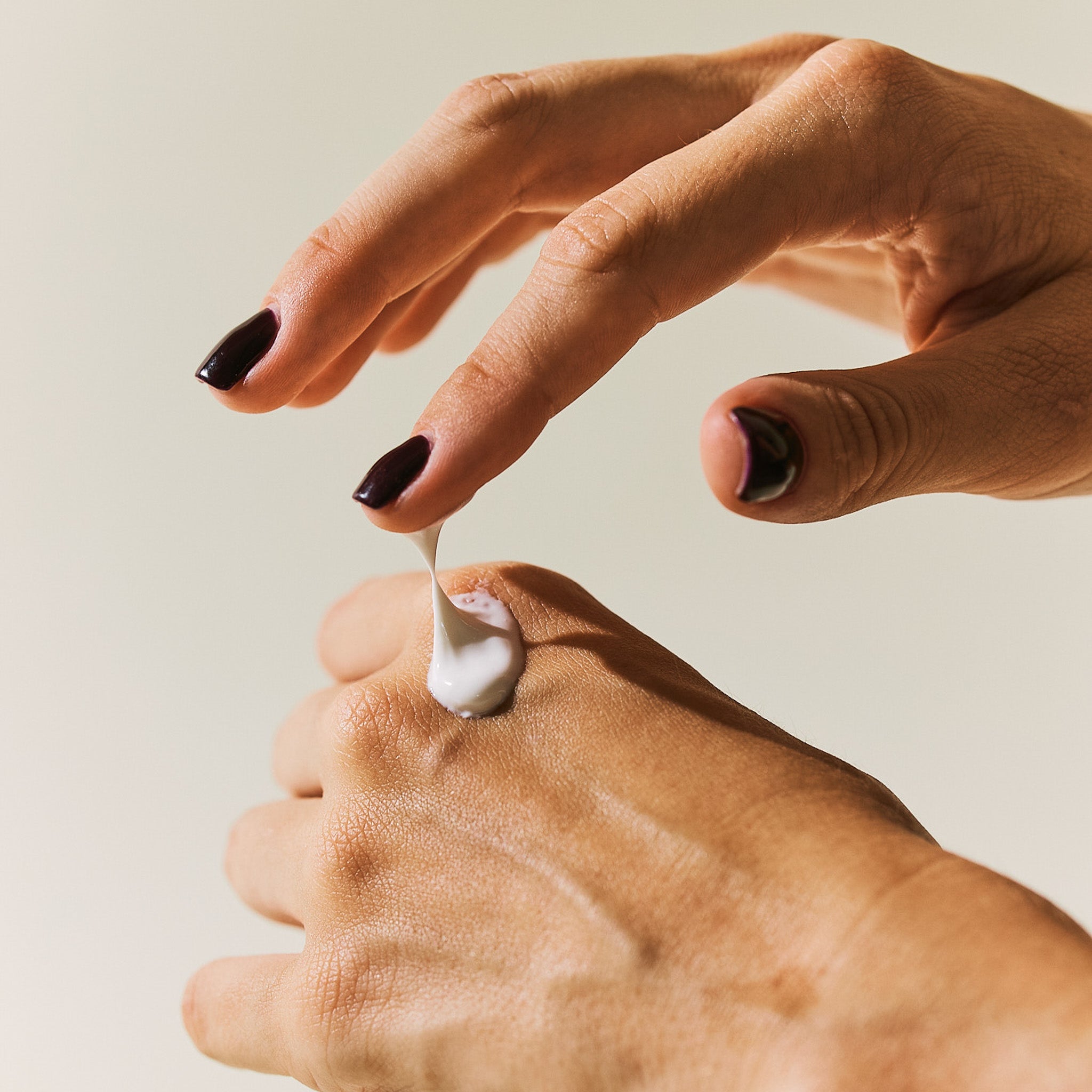 Handcreme wird auf Handrücken gegeben
