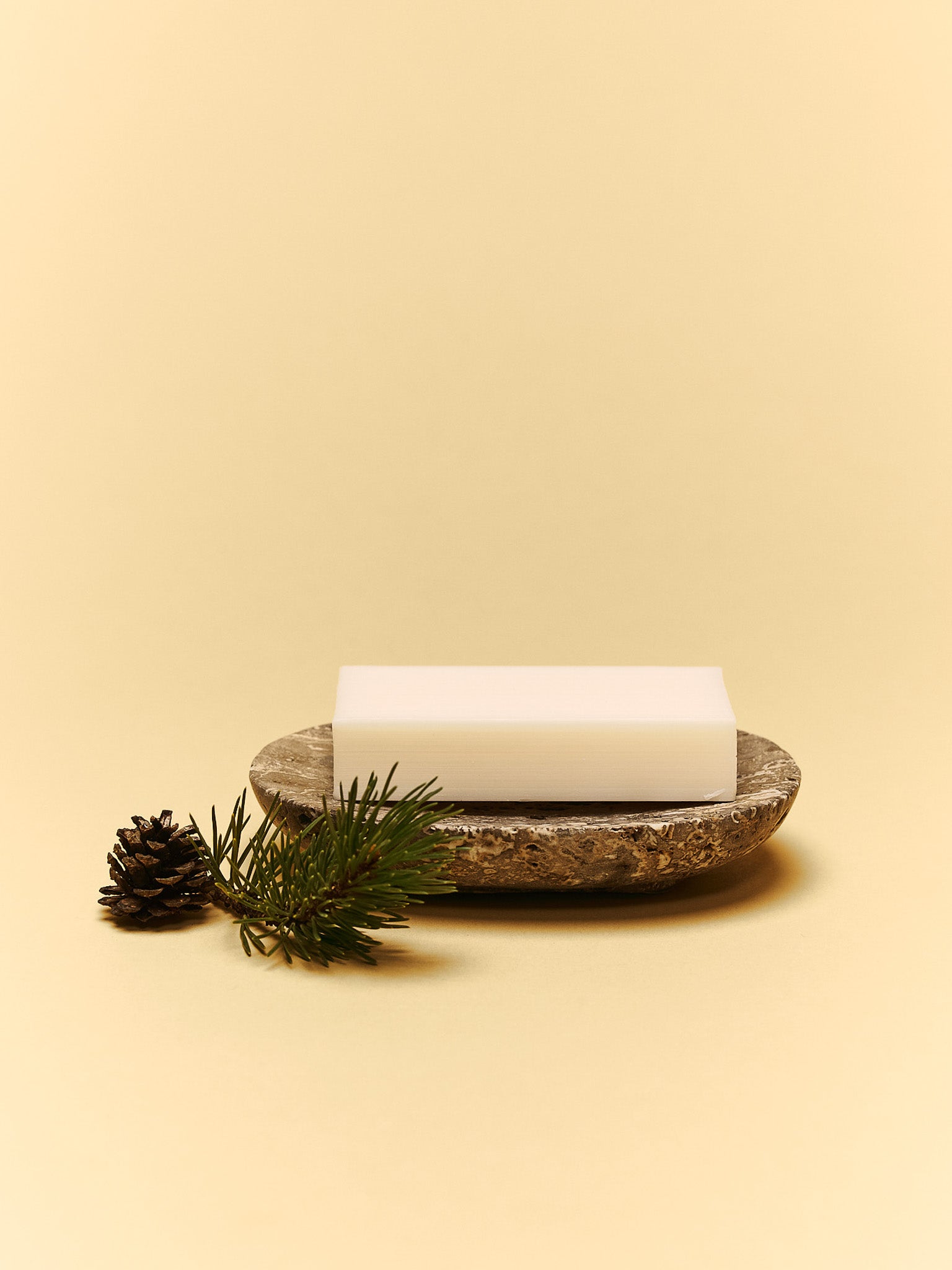 ein Stück feste Seife auf Holzschale liegend