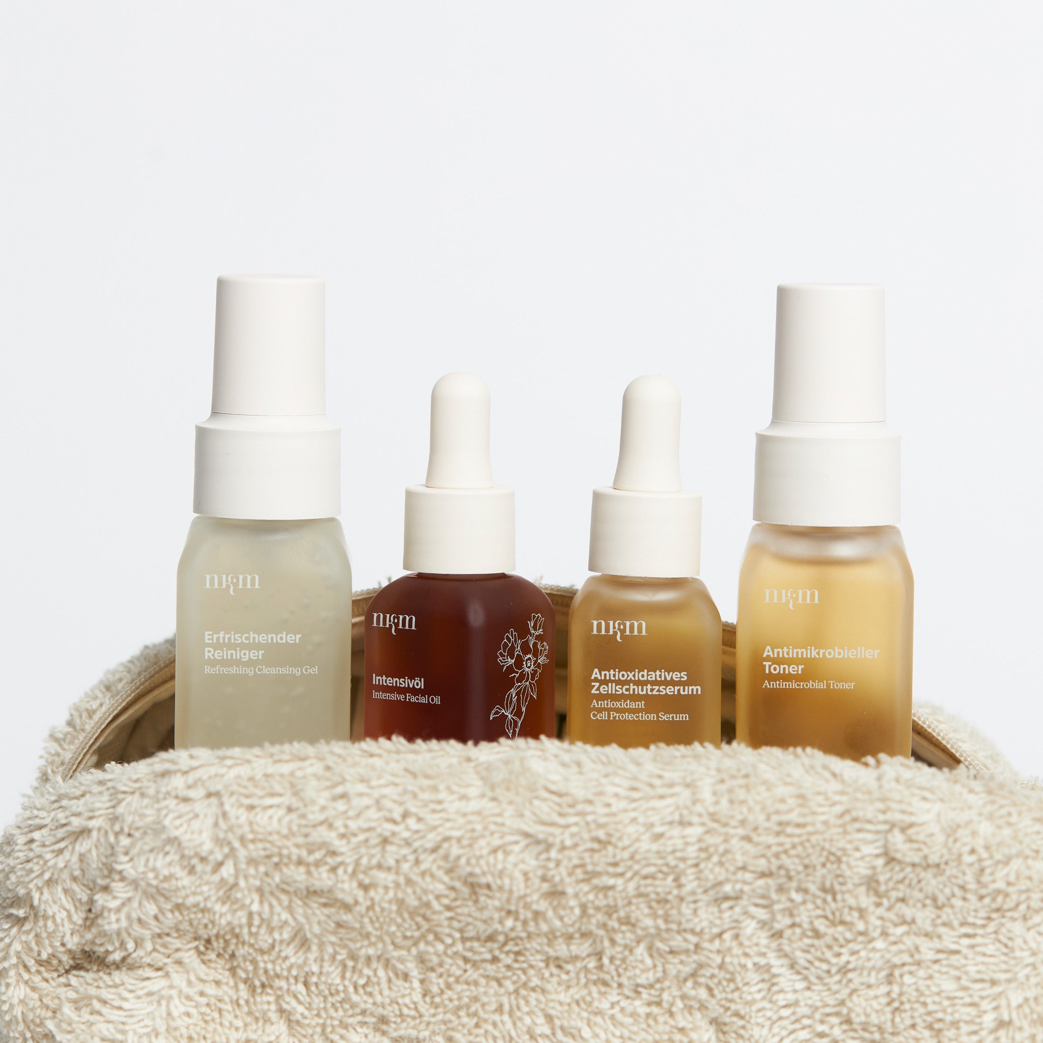 mehrere nkm Produkte in Reisegröße in Reiseetui