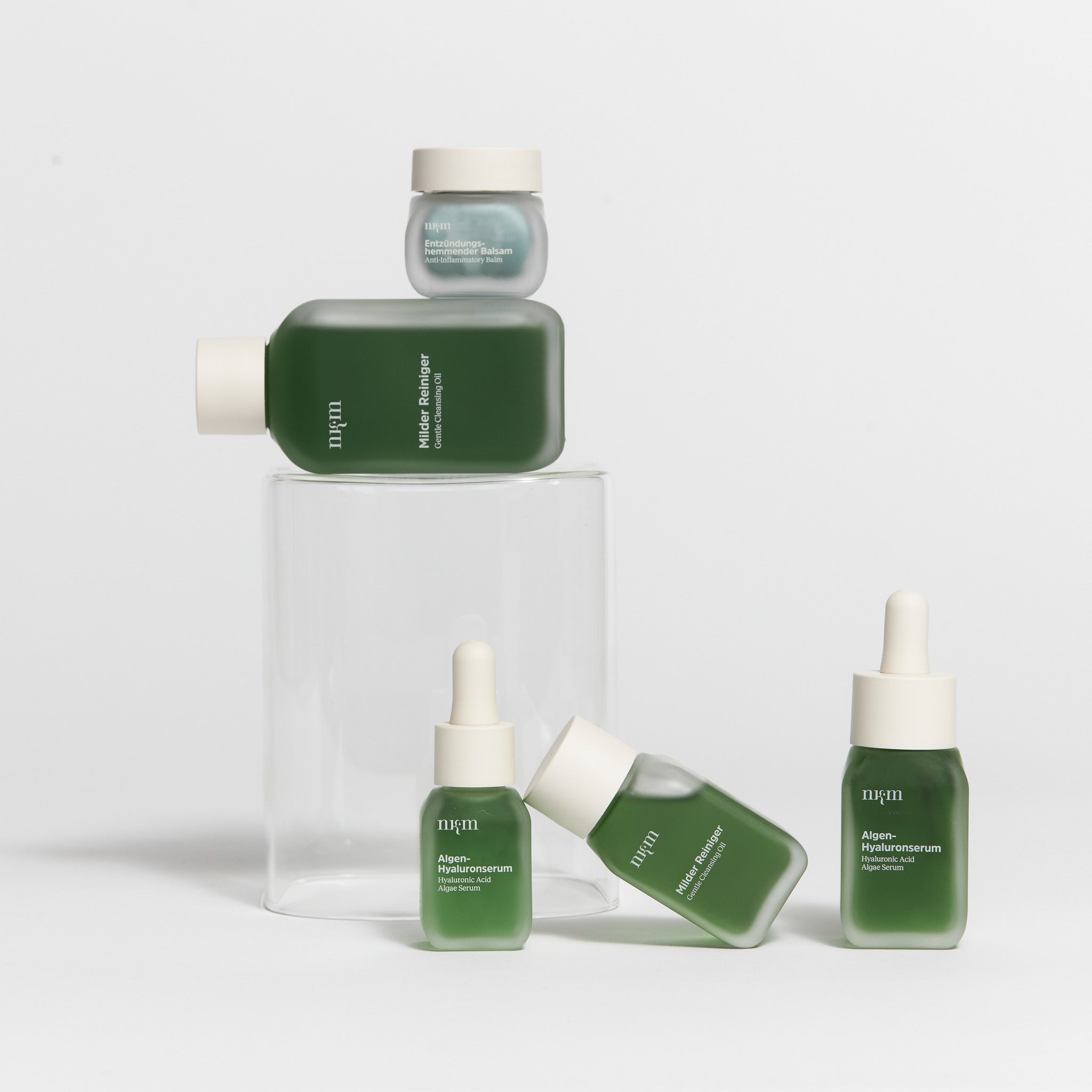 Milder Reiniger, Algen-Hyaluronserum, Entzündungshemmender Balsam in kleinen und großen Flaschen von nkm