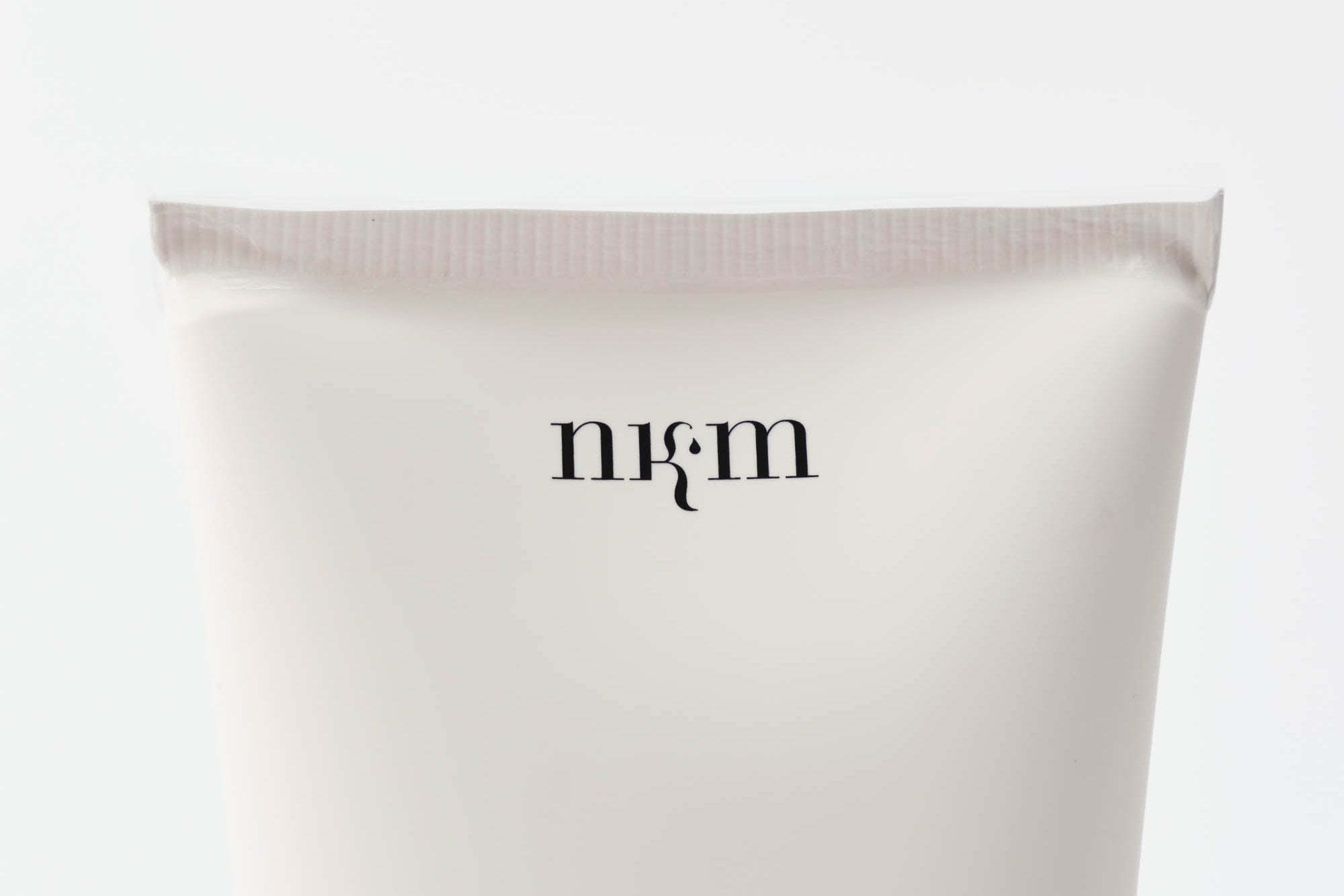 Tubenhals mit nkm-Logo