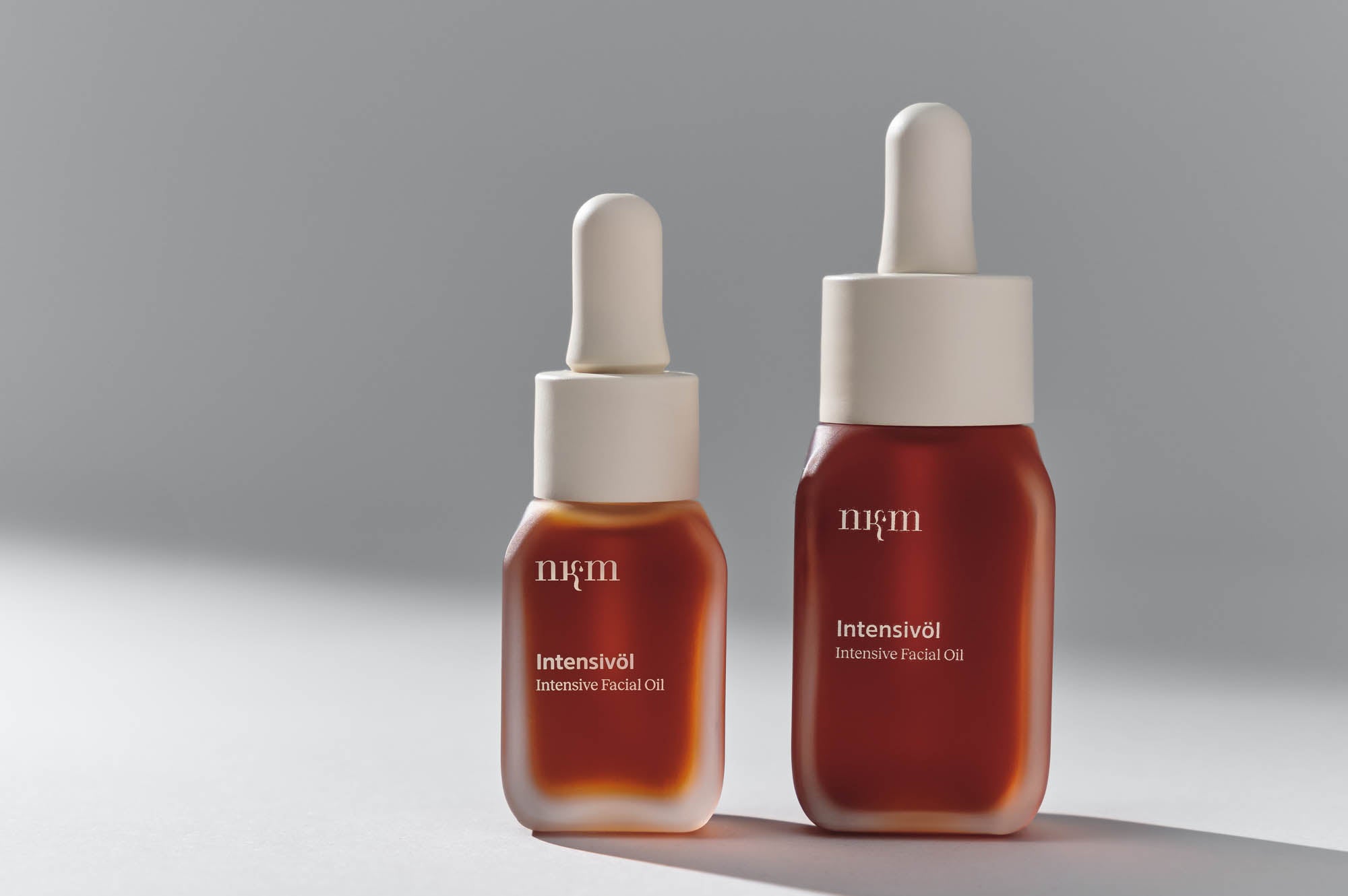 Das Intensivöl von nkm in Vollgröße und Reisegröße