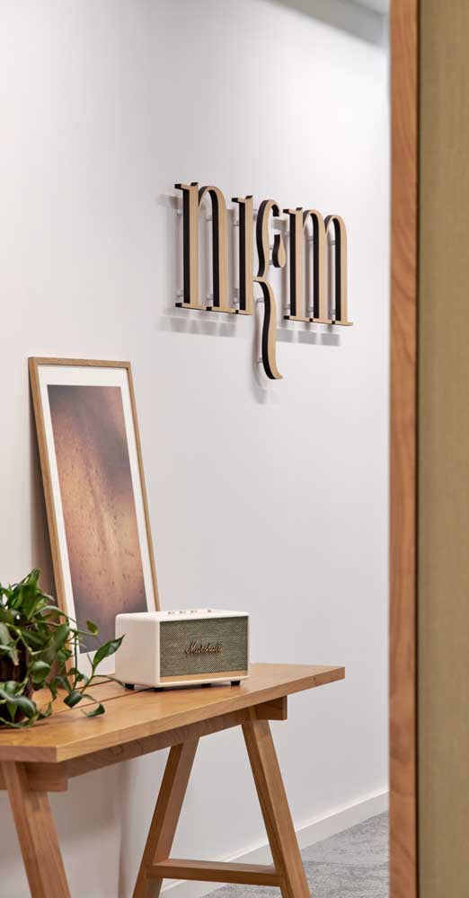 Eingangsbereich von dem nkm Office mit nkm Logo an der Wand