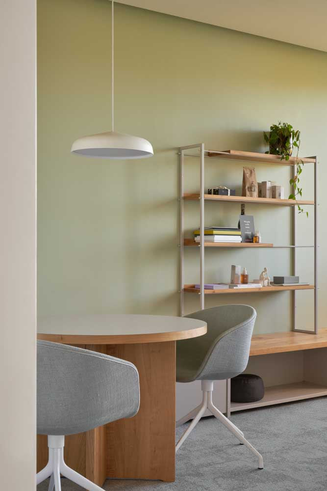 Office mit Regalwand und Tisch