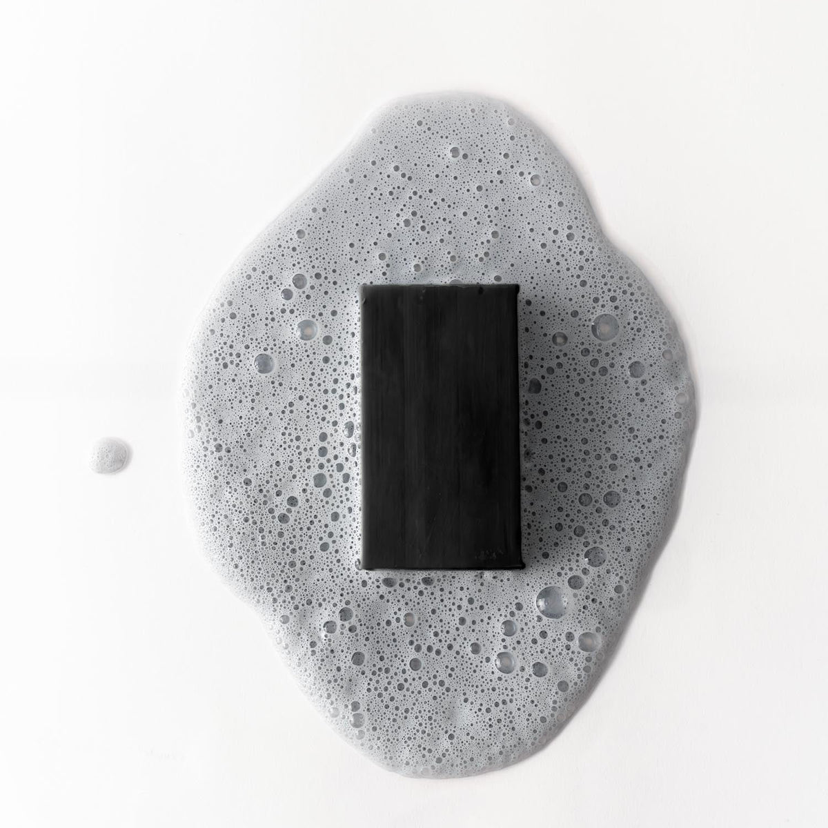 Deep Cleansing Body Wash liegt auf Schaum