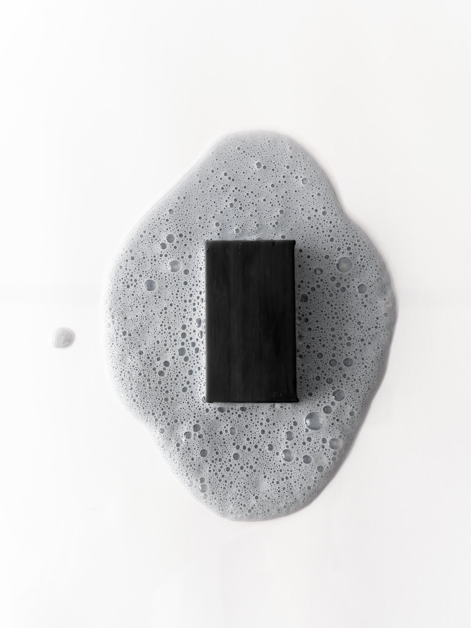 Deep Cleansing Body Wash liegt auf Schaum