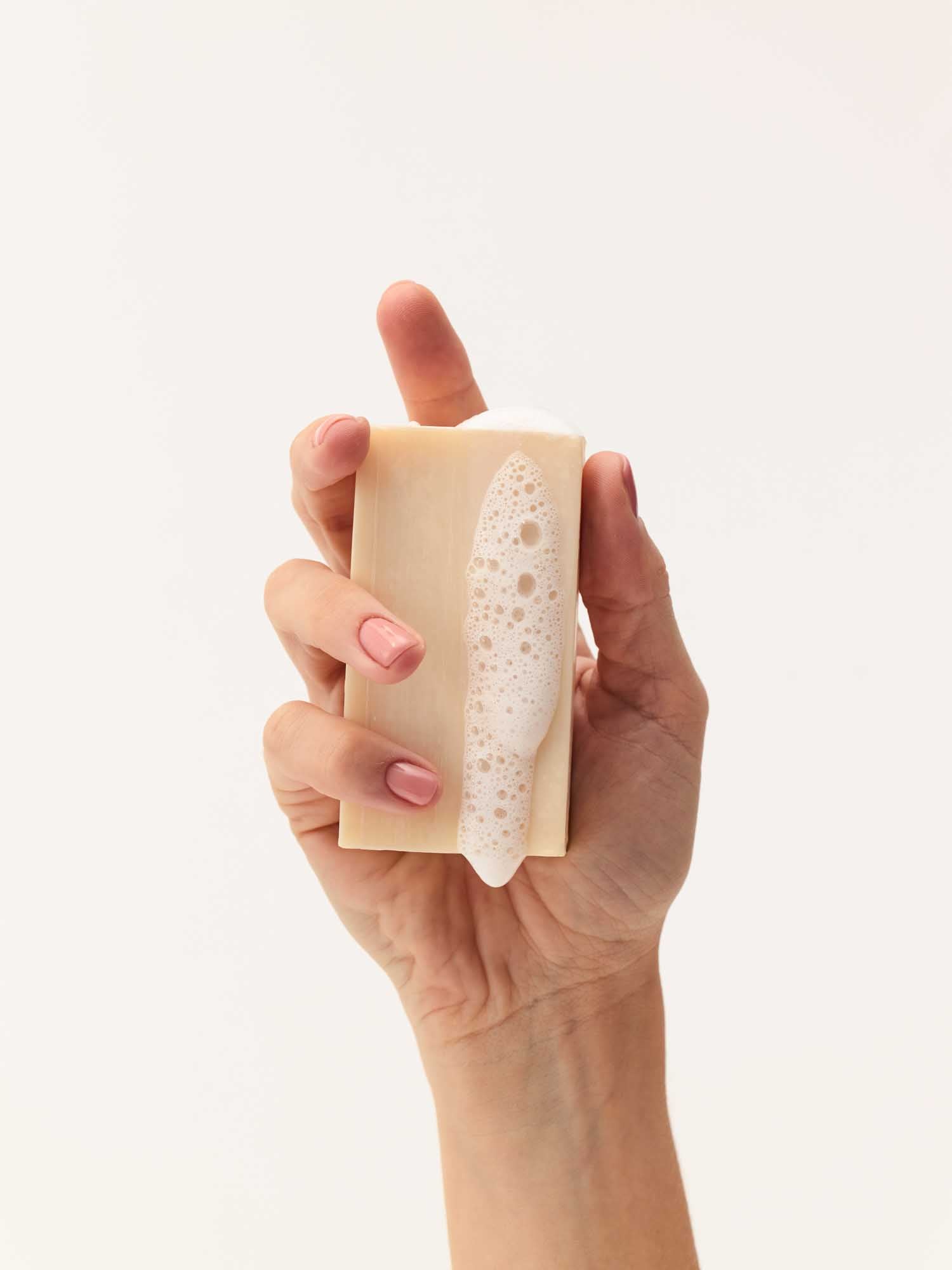 Eine Hand, die den Beruhigenden Reinigungsblock hält