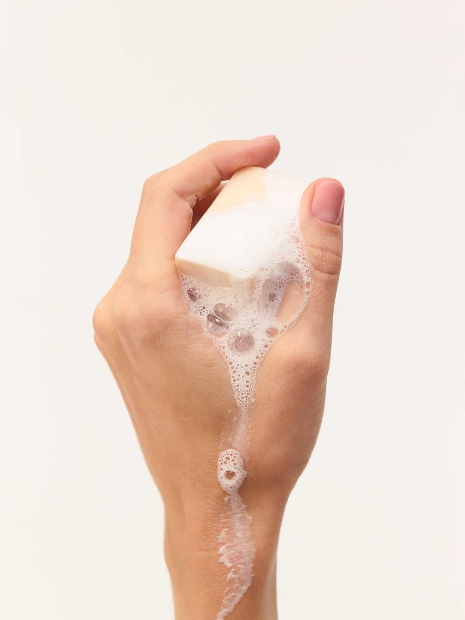 Eine Hand, die den Beruhigenden Reinigungsblock hält