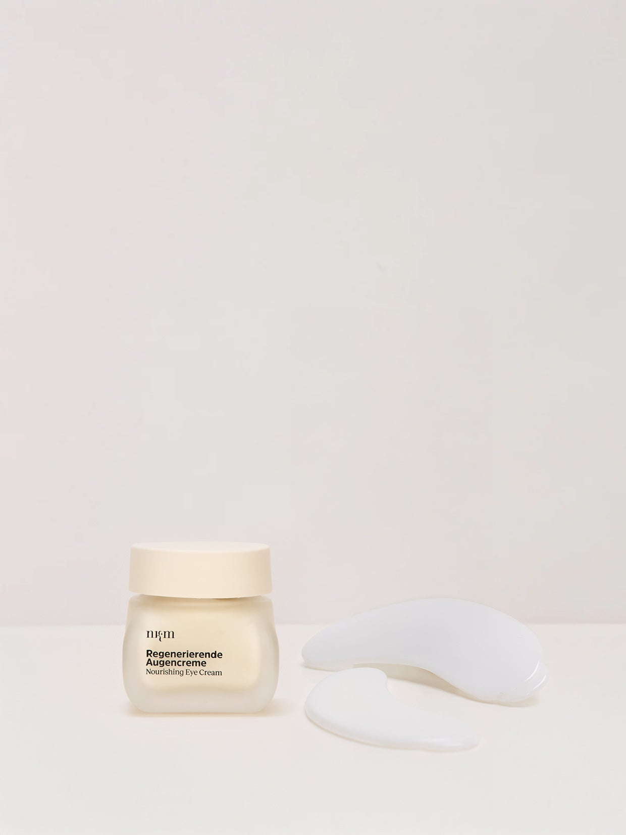 Regenerierende Augencreme und wiederverwendbare Augenpads