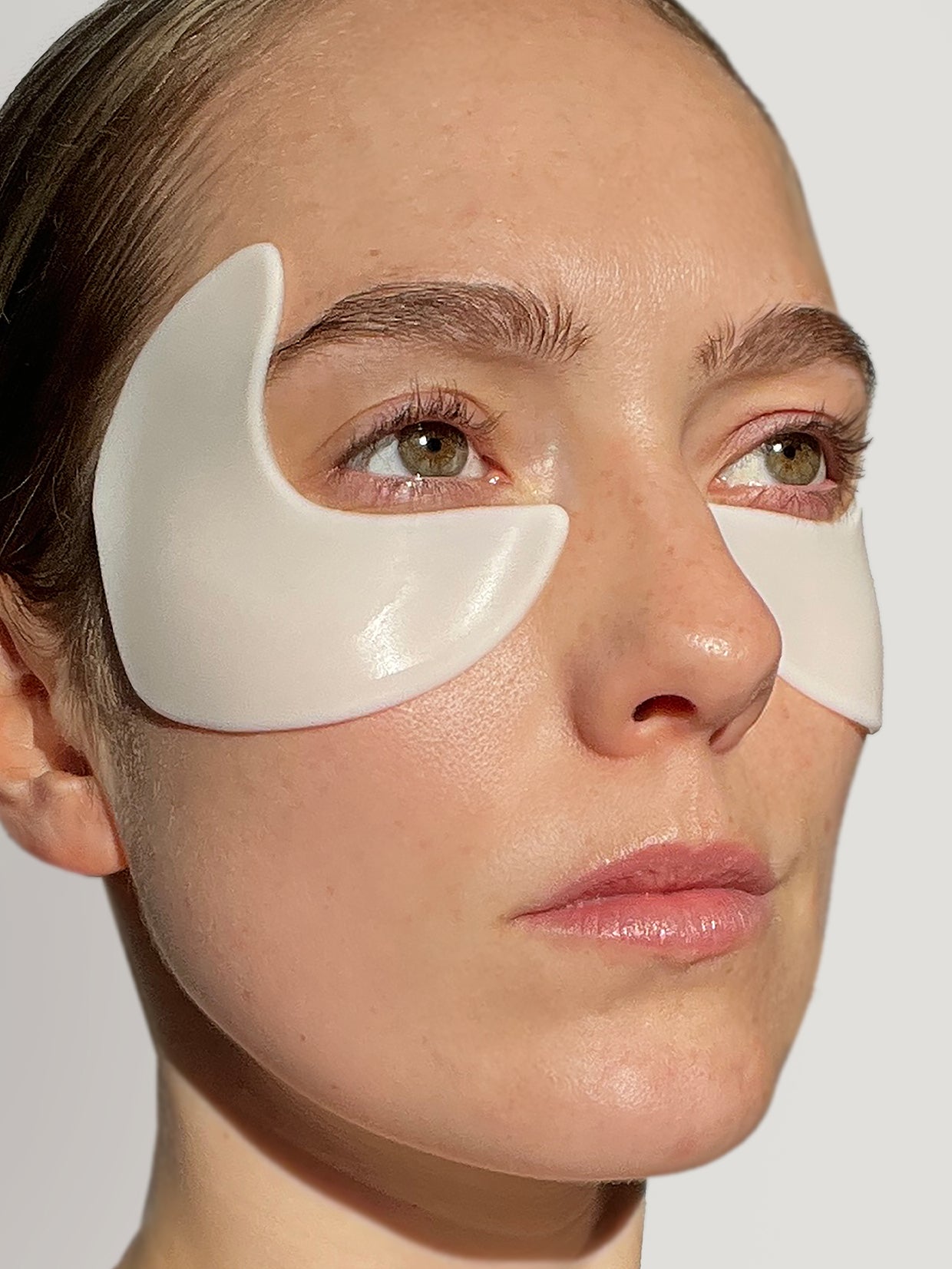 Eine Frau mit den Augen-Schläfen-Pads von nkm im Gesicht