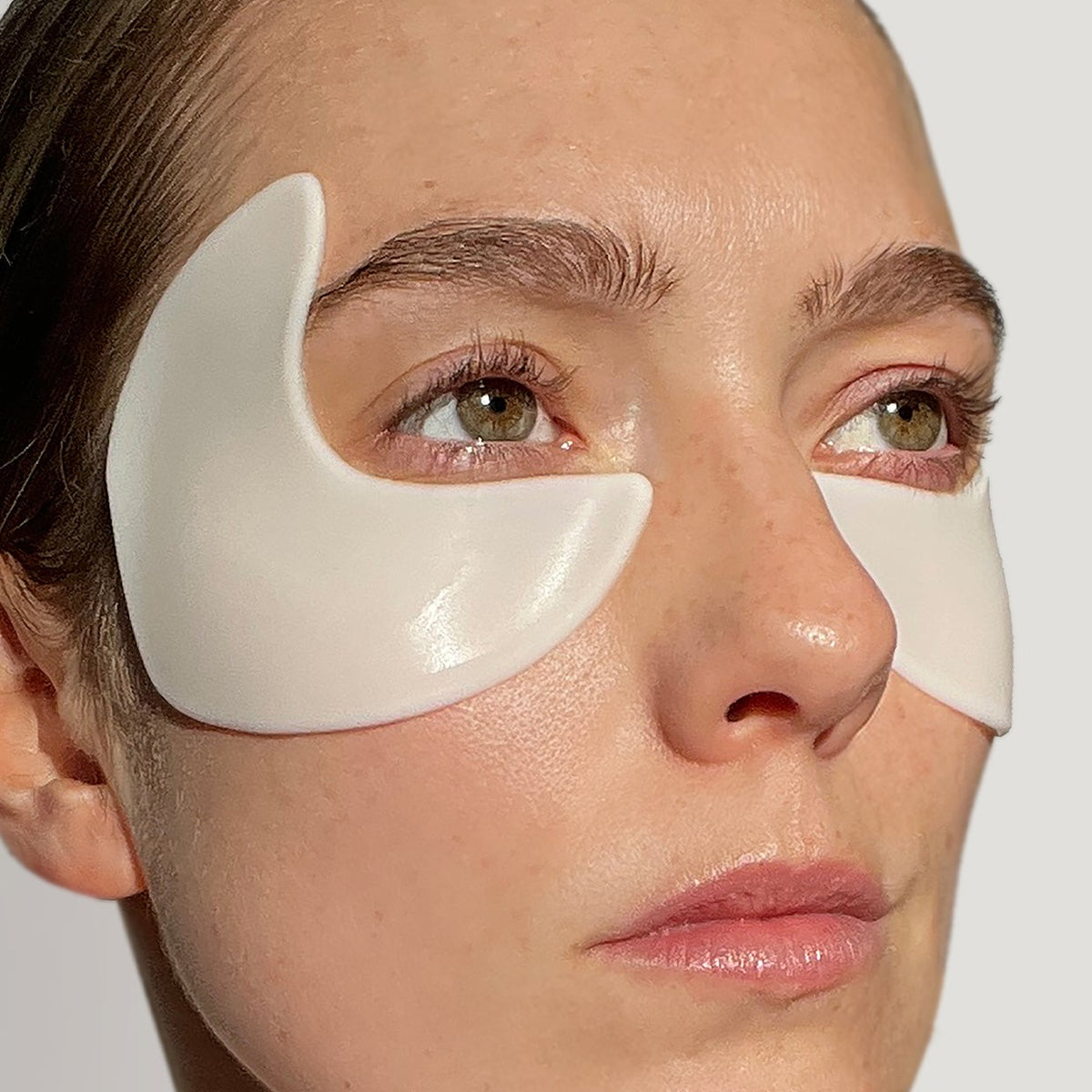 Eine Frau mit den Augen-Schläfen-Pads von nkm im Gesicht