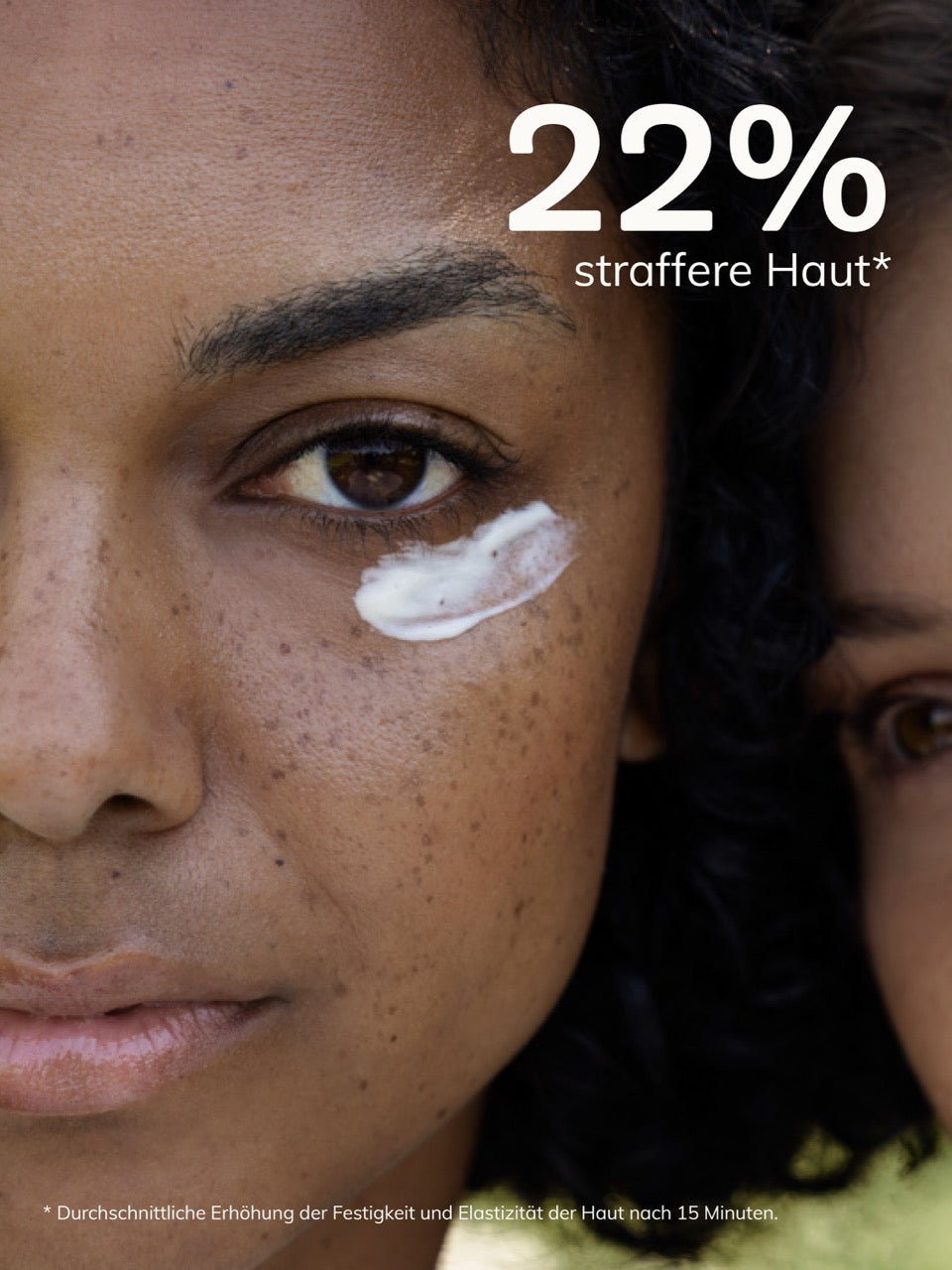 22% Straffere Haut Studie zum nkm Augengel mit zwei Frauengesichtern und Produkt auf der Haut