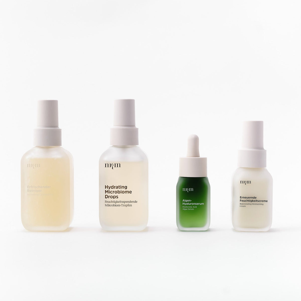 Erfrischender Reiniger, Hydrating Microbiome Drops, Algen-Hyalruonserum und Erneuernde Feuchtigkeitscreme von nkm.