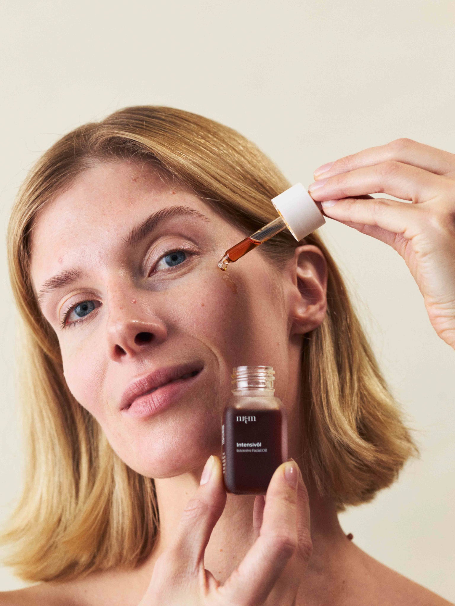 Eine Frau, die das Intensivöl in der Hand hält