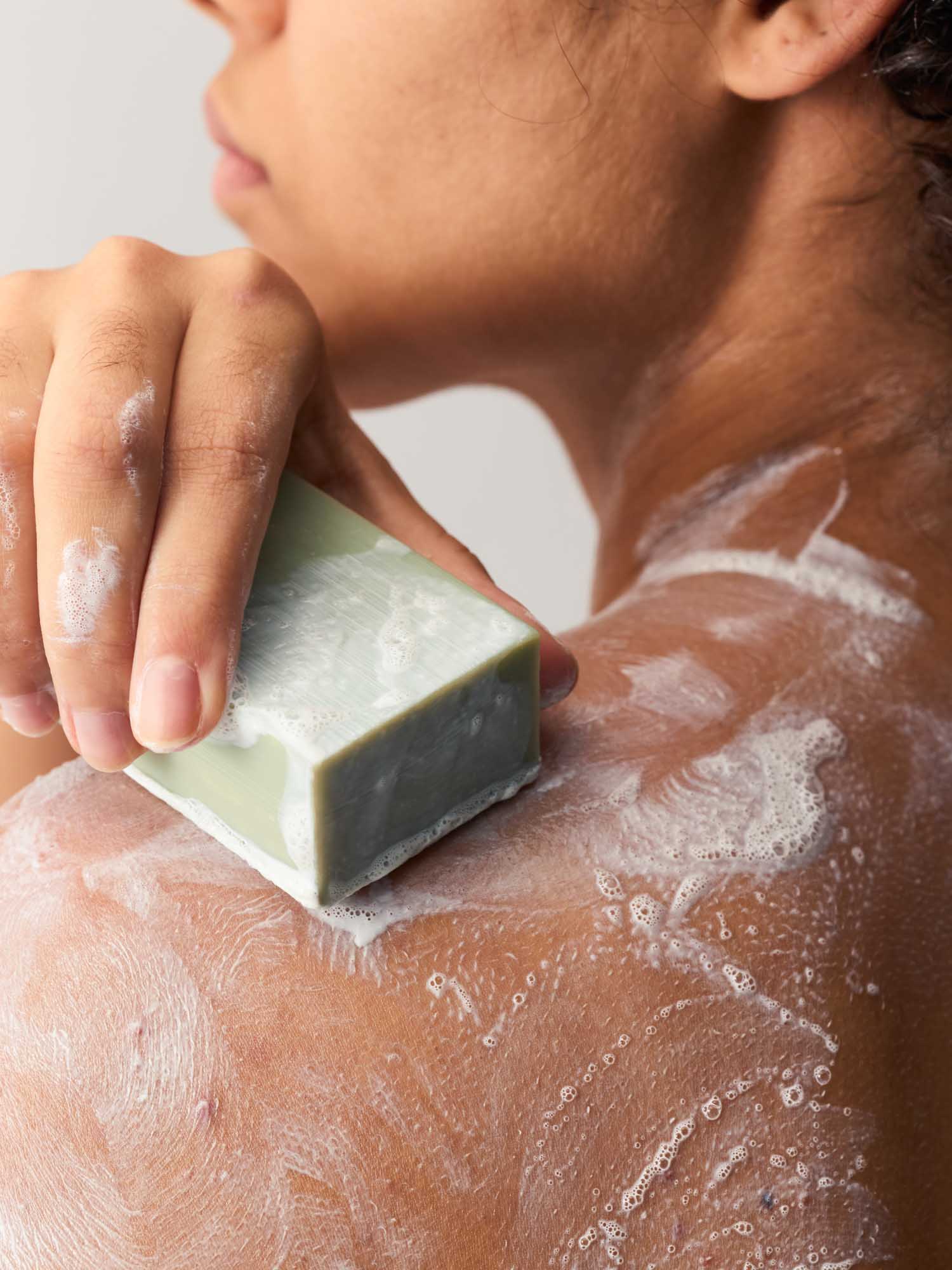 Nachaufnahme von eine Frau, die ihren Kopf gedreht hat und ihre Schultern einschäumt