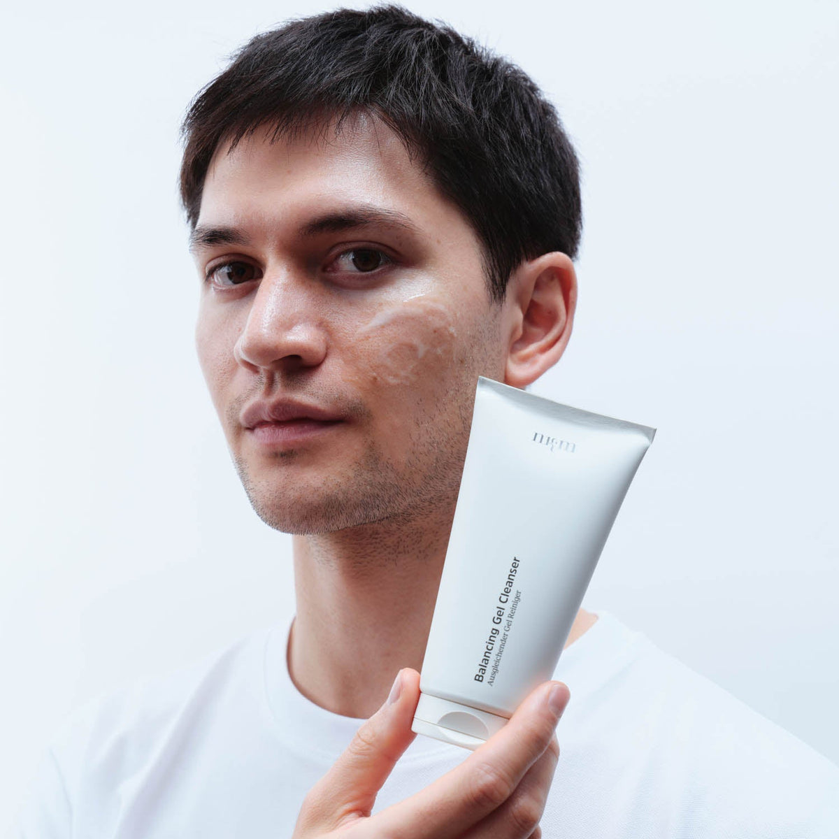 Bild von Mann mit dunklen Haaren hält den Balancing Gel Cleanser
