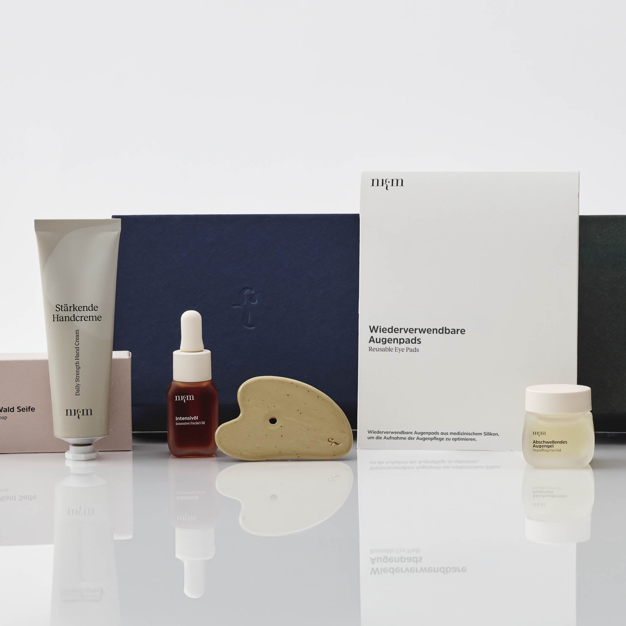 Weihnachtsboxen von nkm mit verschiedenen Produkten dargestellt