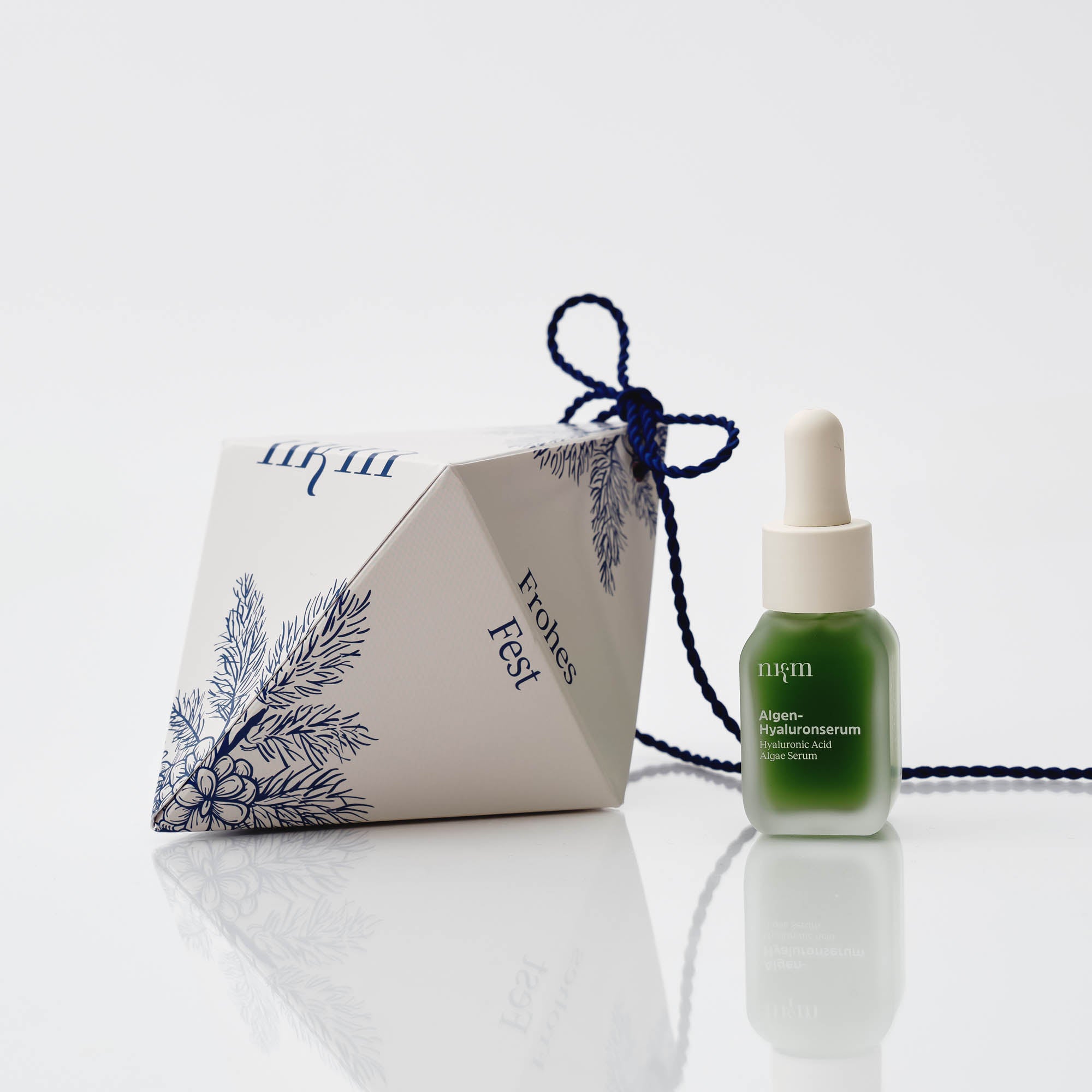 Weihnachts Ornament mit der Reisegröße Algen-Hyaluronserum